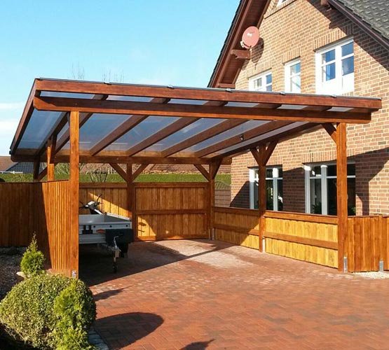 Holzcarport am Haus